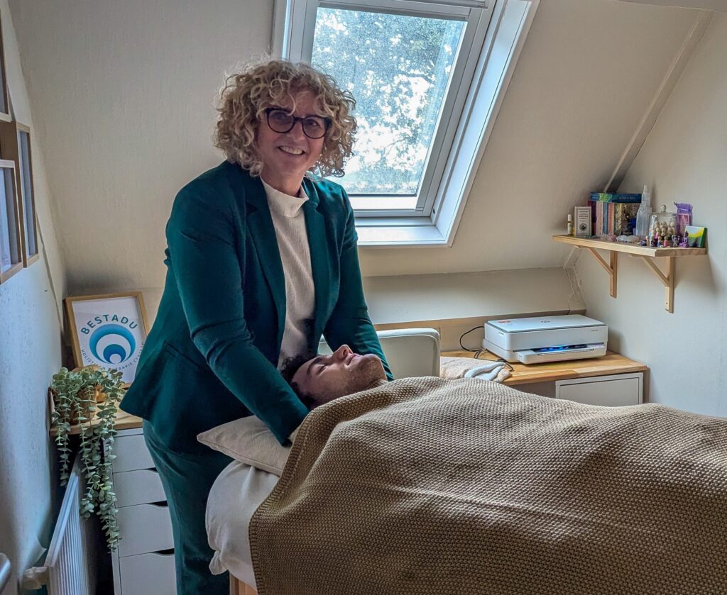 Jacqueline met een patiënt in de Holistische praktijk