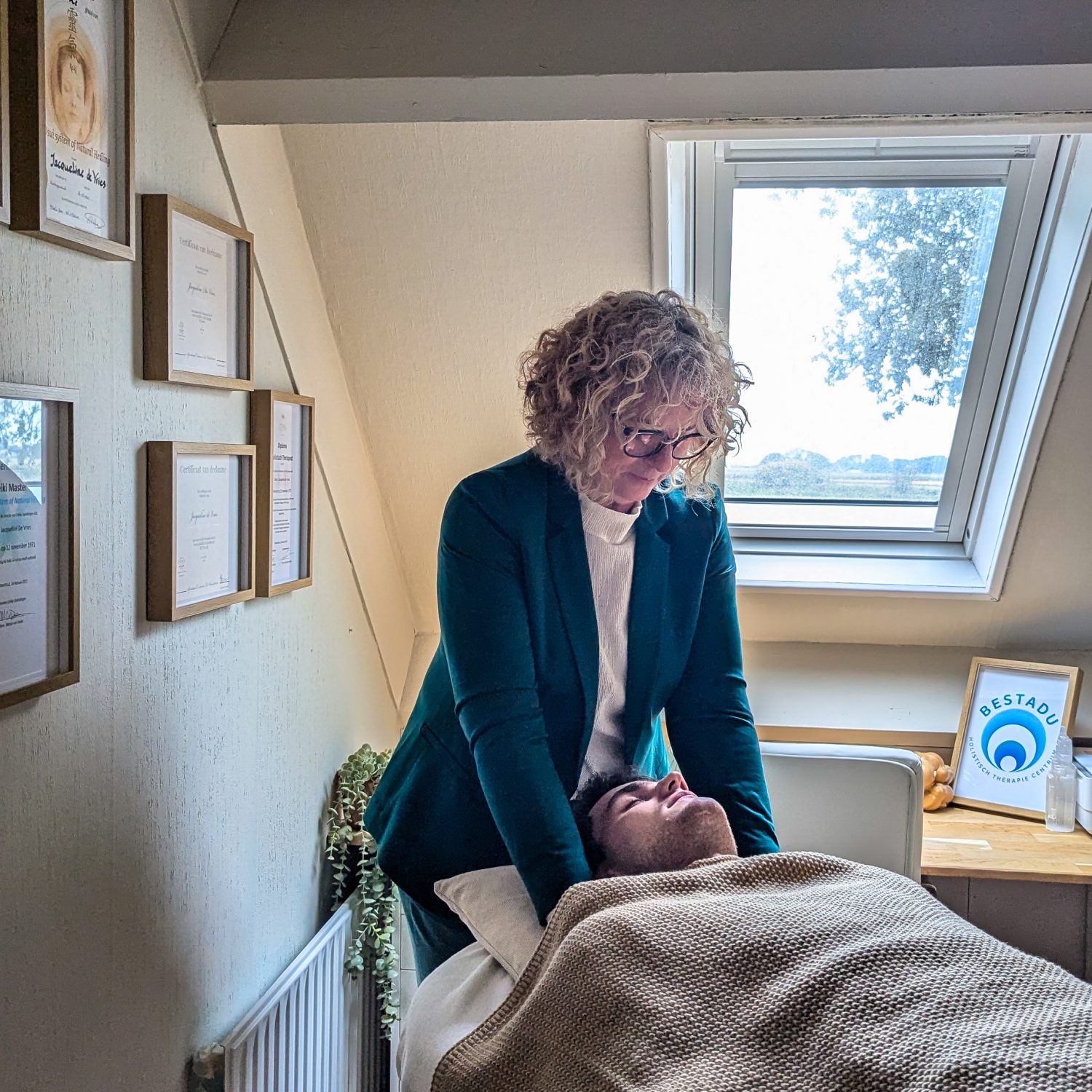 Jacqueline met een patiënt in de Holistische praktijk